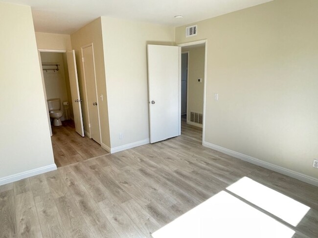 Building Photo - 2 Bd 1.5 bath Condo in Irvine