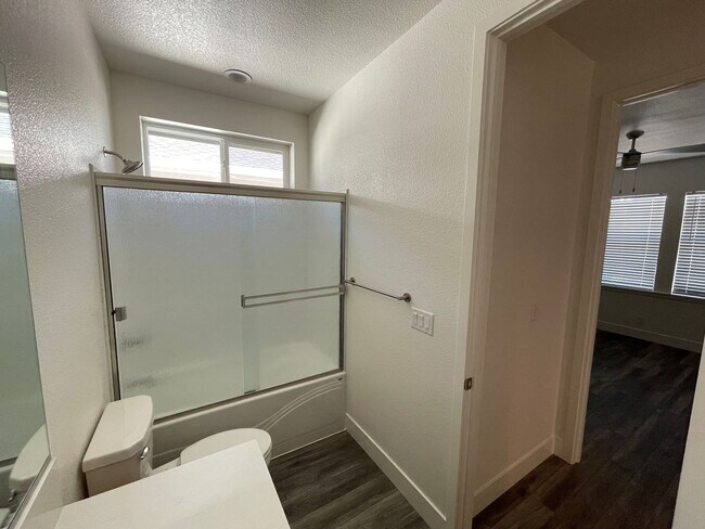 Building Photo - Chico Home for rent, 3 bed 2 bath, garage,...