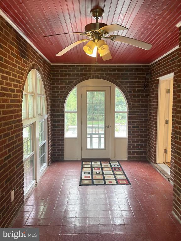 Building Photo - 9309 Main St