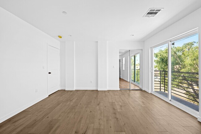 Building Photo - 6830 Hazeltine Ave