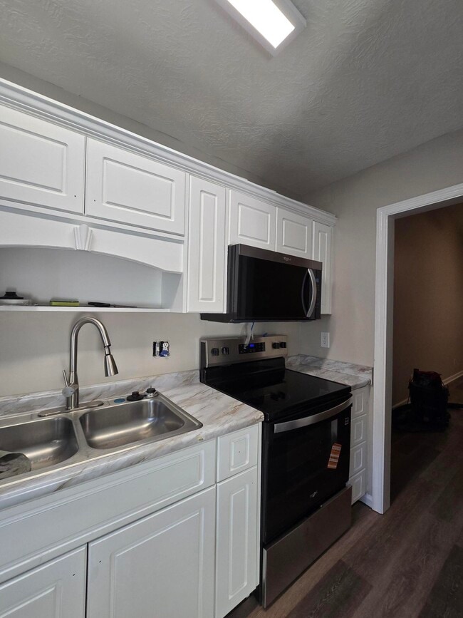 Building Photo - 528 Edgecliff Ln