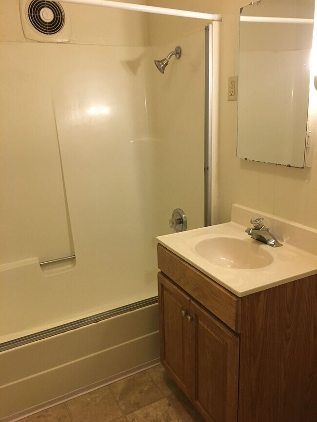 Building Photo - ** PRE LEASE FOR FALL** - Two Level Campus HOME