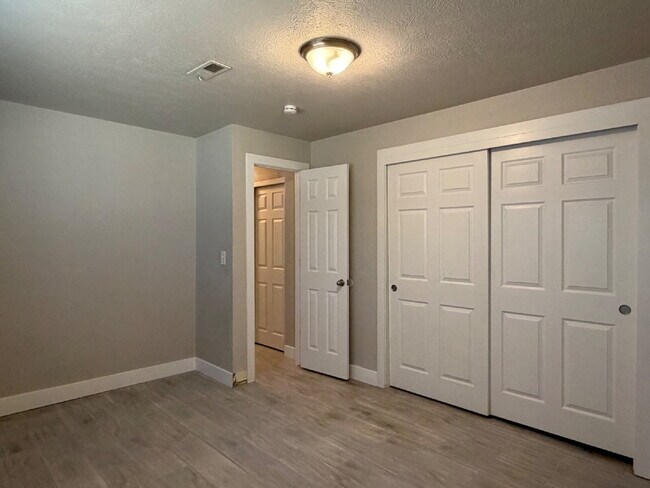 Building Photo - Spacious 4 bedroom, 3 bathroom home in the heart of Aurora is ready for immediate move in! Conven...