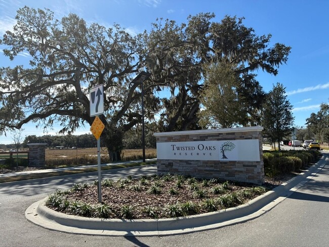 Building Photo - 3 bedroom, 2.5 bath Townhome