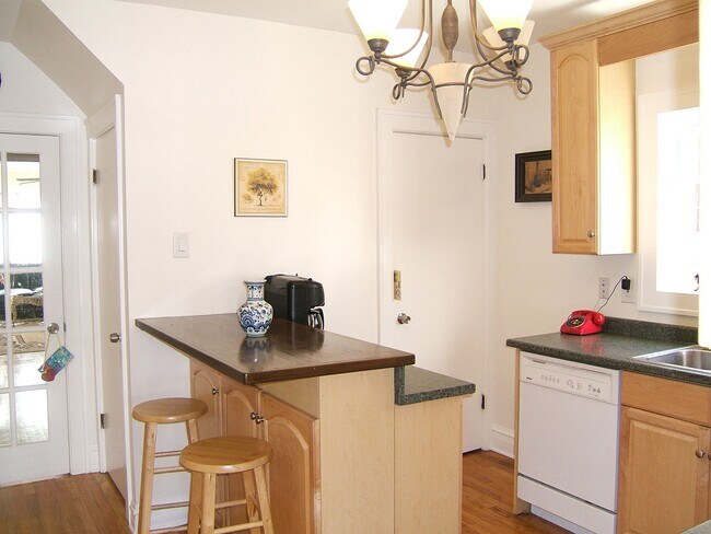 Building Photo - 2930 N Melvina Ave