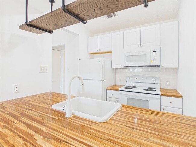 Building Photo - 1303 Hollow Creek Dr