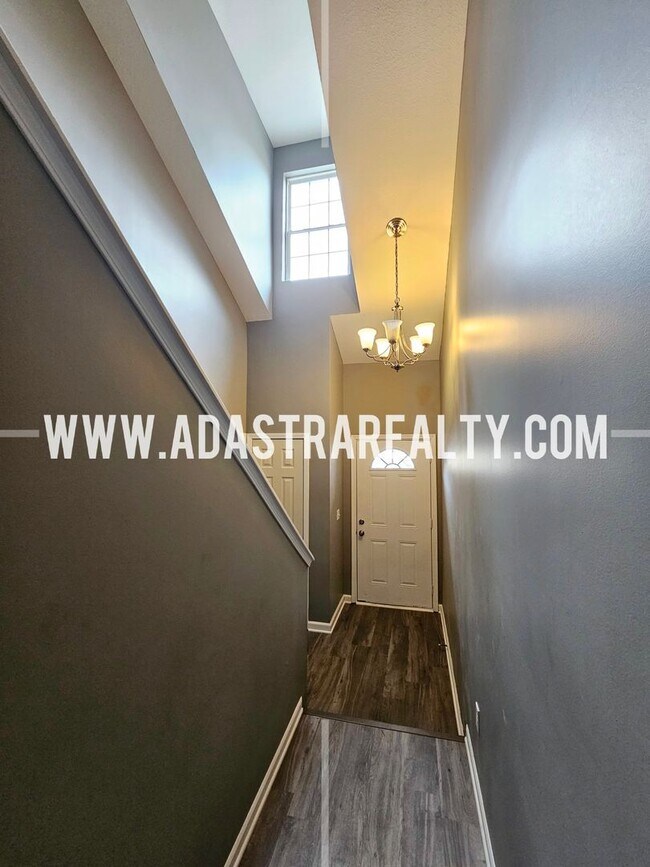 Building Photo - Very Spacious Townhome in West Olathe-Available NOW!!