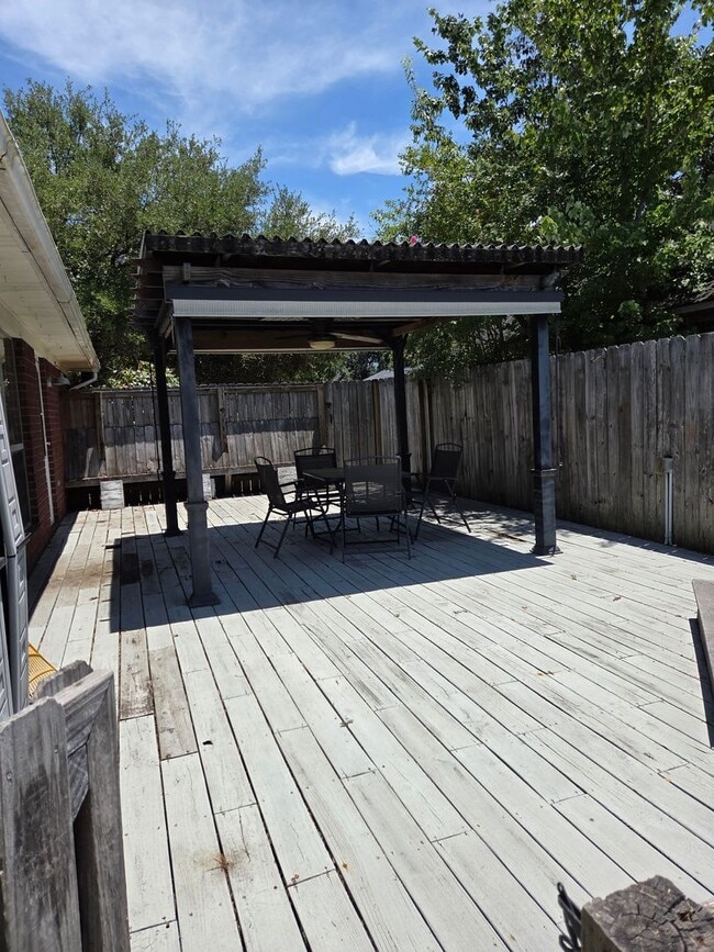 Building Photo - 3 Bedroom 2 bath fenced back yard in a quiet neighborhood!!