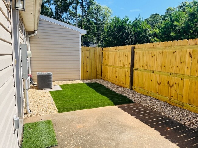Building Photo - Wow! Check out this charming 3 bedroom 2 b...