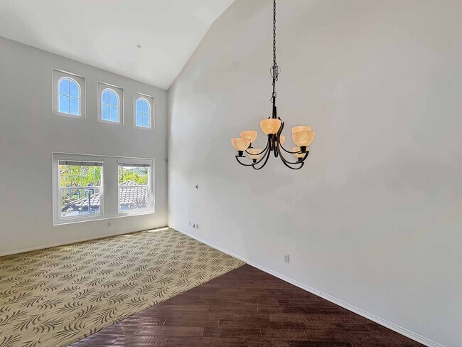 Building Photo - Spacious 2B/2.5BA Tri-Level Townhouse w/ 2...
