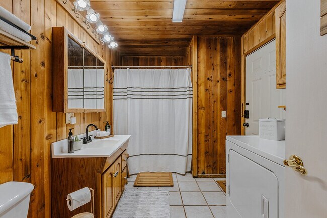 Building Photo - 8199 Amberwoods Pl