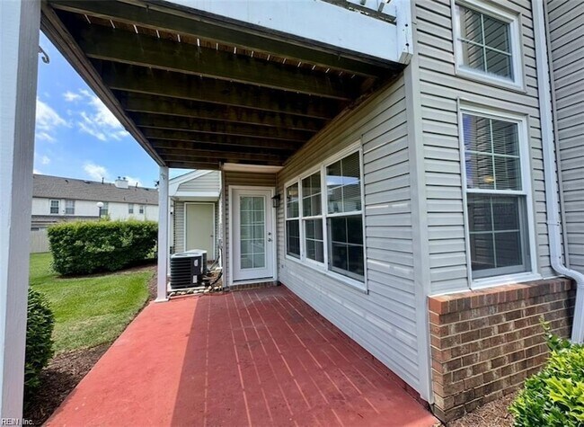 Building Photo - 4044 Laurel Green Cir