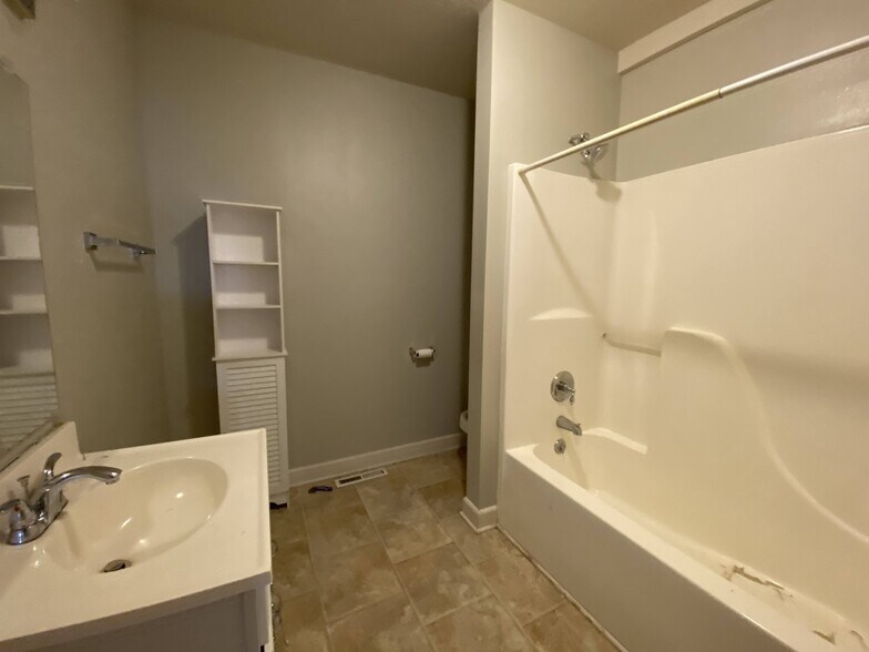 Building Photo - 409 2nd St