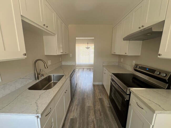 Building Photo - 2 Bedroom, 2 Bathroom Home