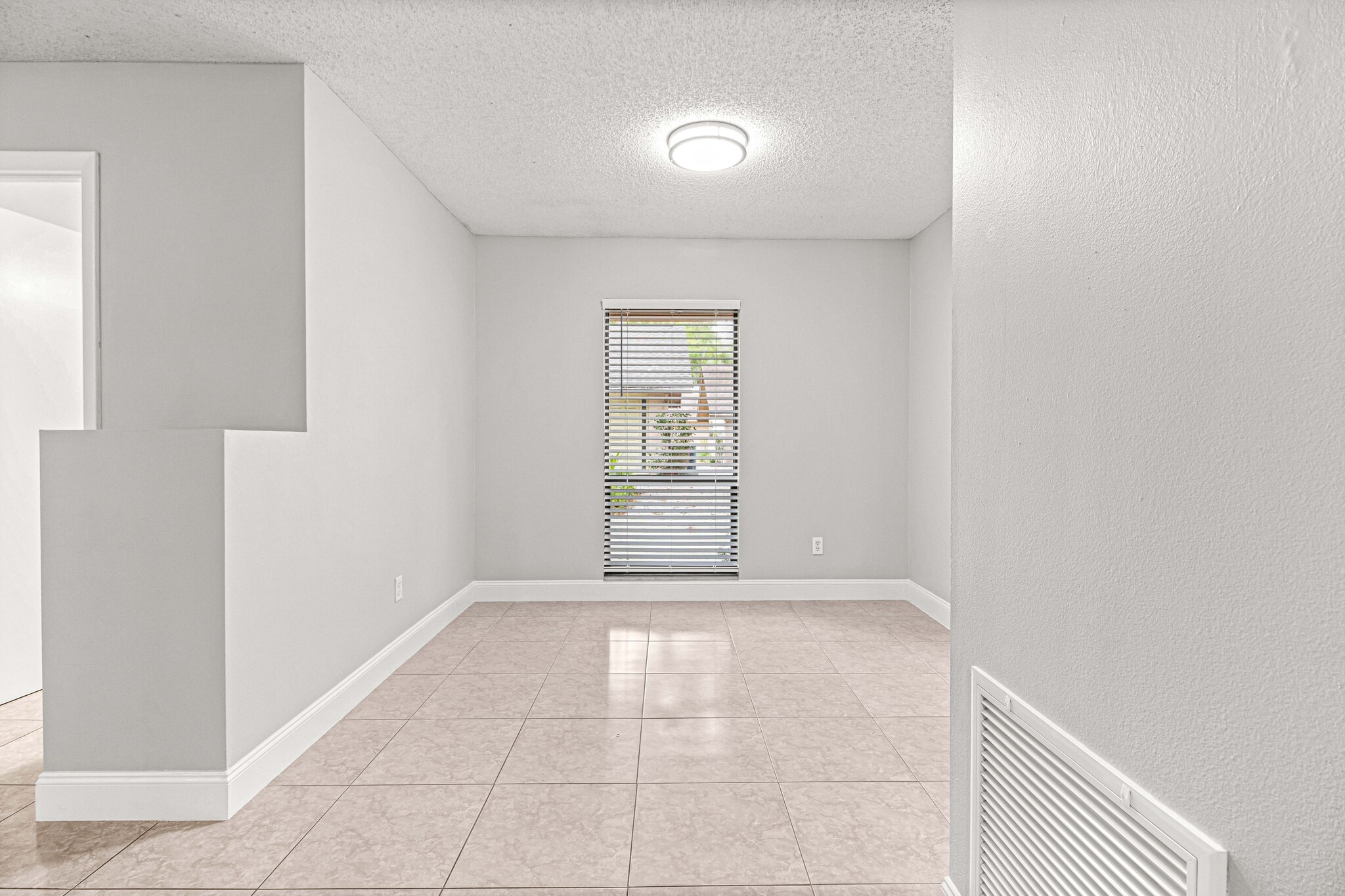 Building Photo - 810 SE 2nd St