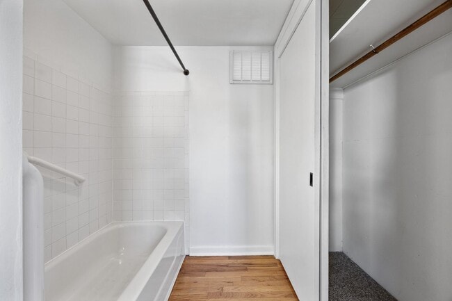 Building Photo - Well Cared for Single Family Home in Conve...