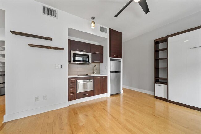 Building Photo - 603 Davis St