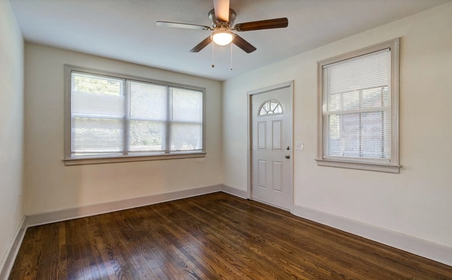 Building Photo - Beautifully renovated ranch bungalow locat...