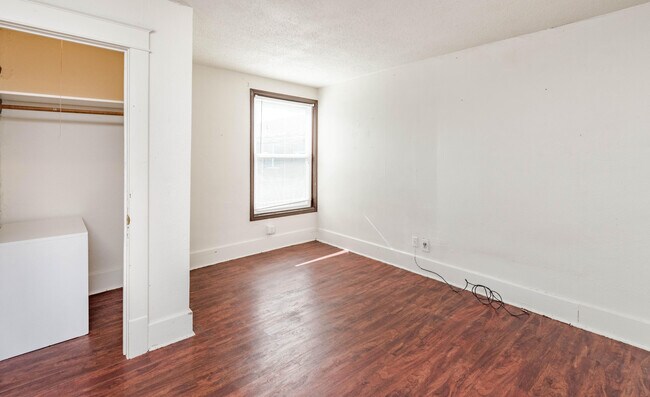 Building Photo - 213 Waugh St