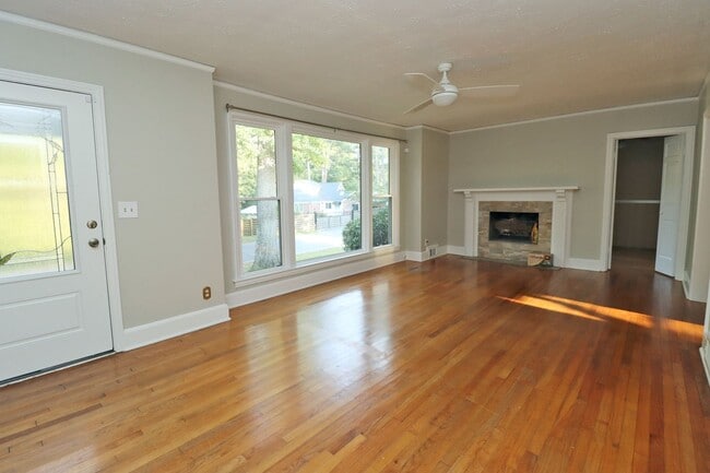 Building Photo - Updated 3 bedroom 2.5 bath home in Sherwood Forest