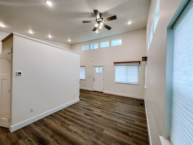 Building Photo - $500 OFF FIRST MONTHS RENT