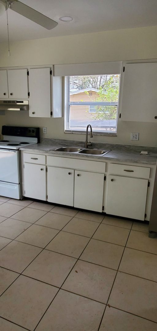Building Photo - Three Bedroom with Bonus Room