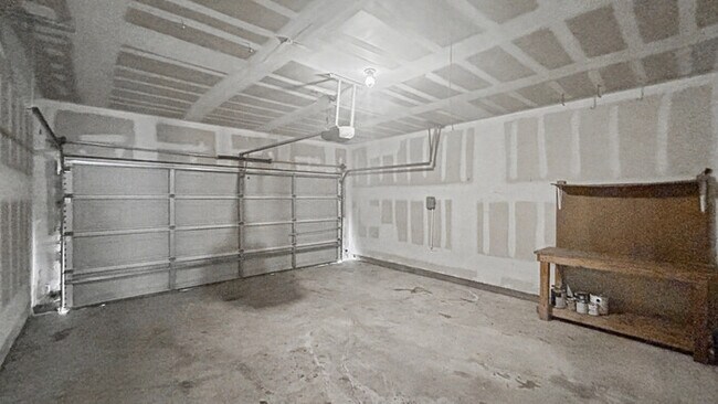 Building Photo - 3 Bed, 2 Bath Home with Garage & Fenced Yard / Pet-Friendly / Available now!