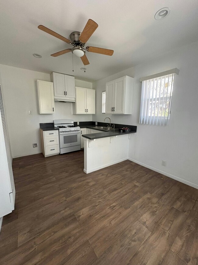 Building Photo - 555 N La Cadena Dr