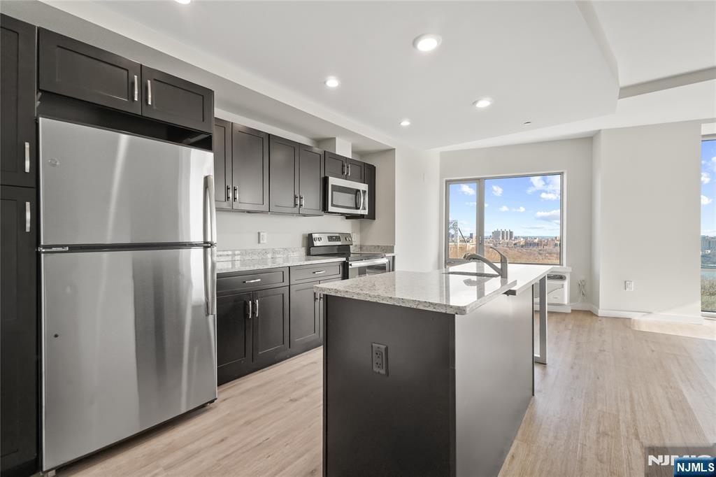 Building Photo - 69 Main St