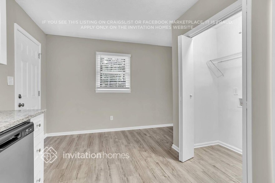 Building Photo - 4891 Lehigh Dr