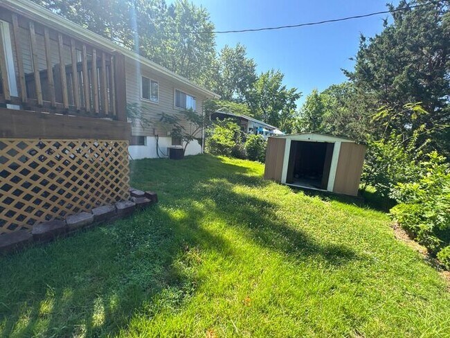 Building Photo - Three Bed 1 Bath Home