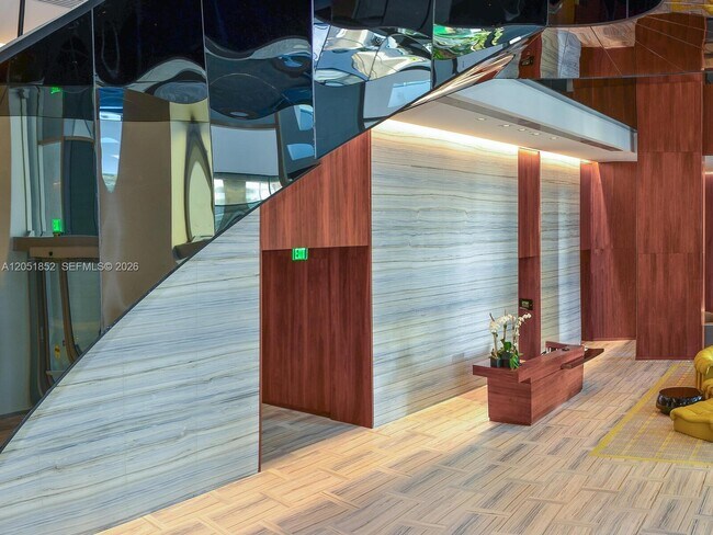 Building Photo - 1300 Brickell Bay Dr