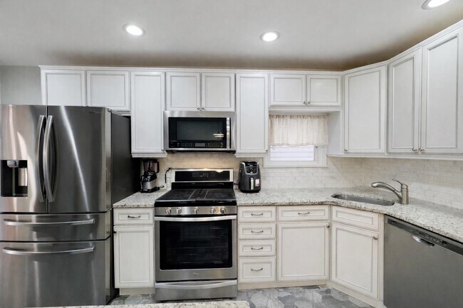 Building Photo - 16 W 51st St