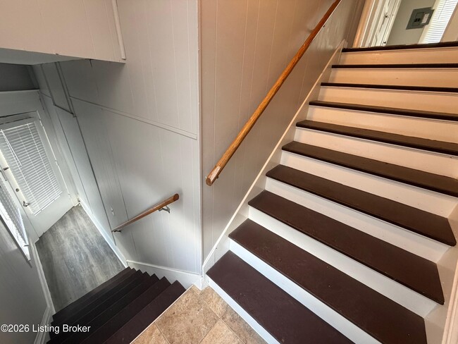 Building Photo - 1825 E Oak St