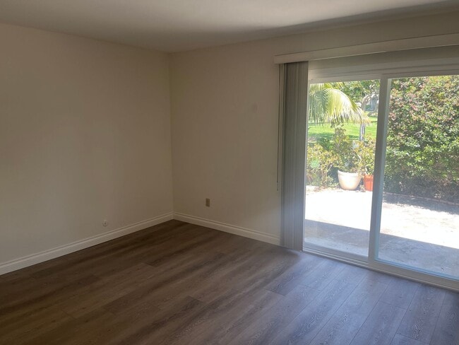 Building Photo - 2+bd/1ba Single Story Duplex Minutes Drive...