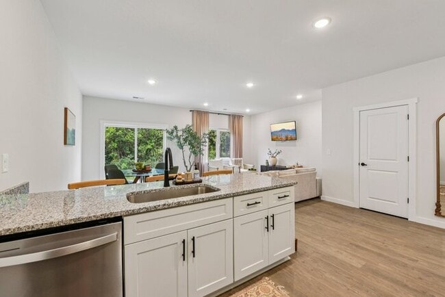 Building Photo - Brand-New Luxury Townhomes – 1st Month Fre...