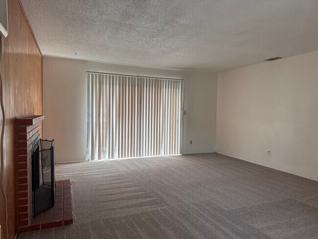 Building Photo - 3BR 1BA w/ 2 Car Garage + Fenced Yard in West Sacramento