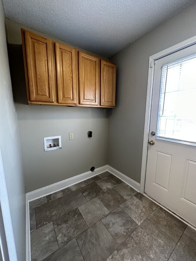 Building Photo - 335 Woodale Dr