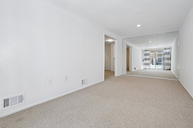 Building Photo - 13 Eton Ct