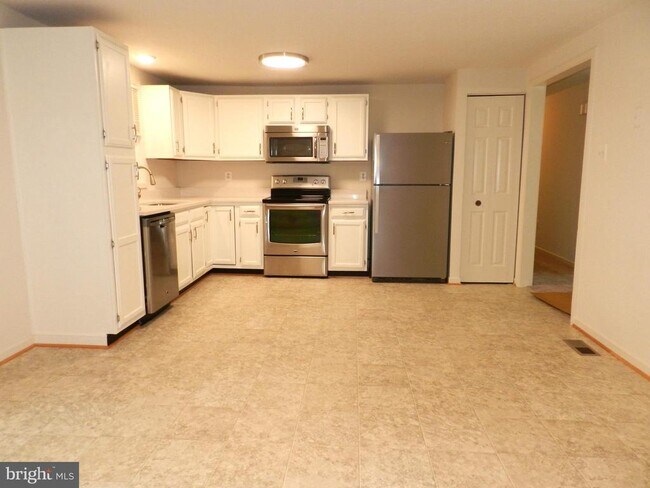 Building Photo - 10605 Holleybrooke Dr