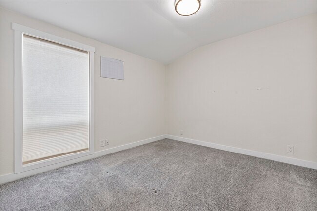 Building Photo - 6629 S Pine St