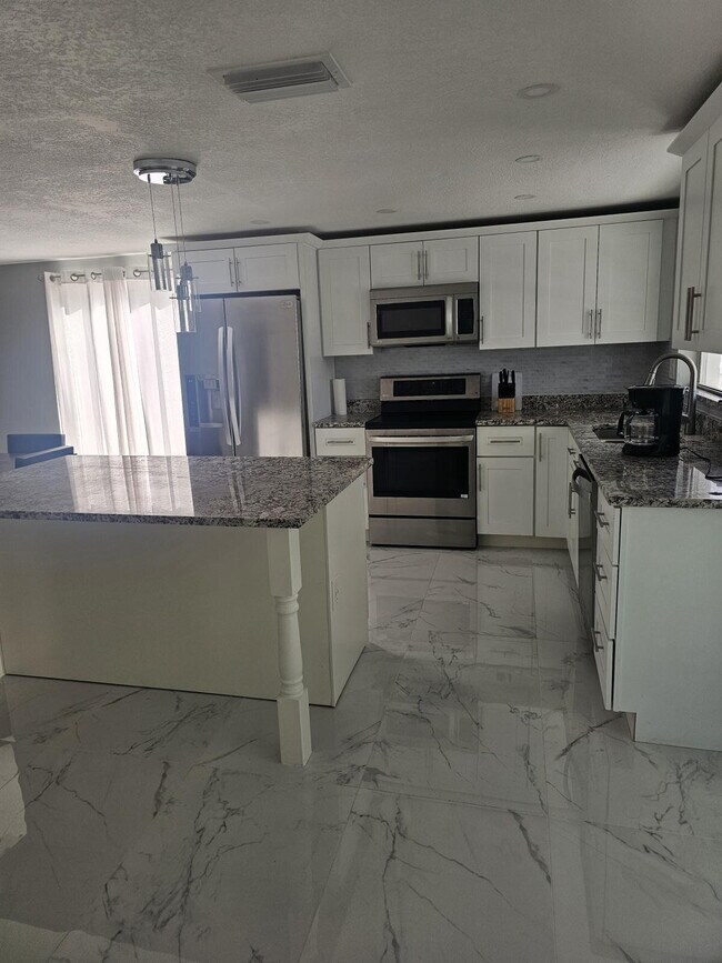 Building Photo - 2 bed, 2 bath waterfront retreat!