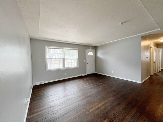 Building Photo - SEE IT NOW: Charming 3-Bedroom Home in Grandview!