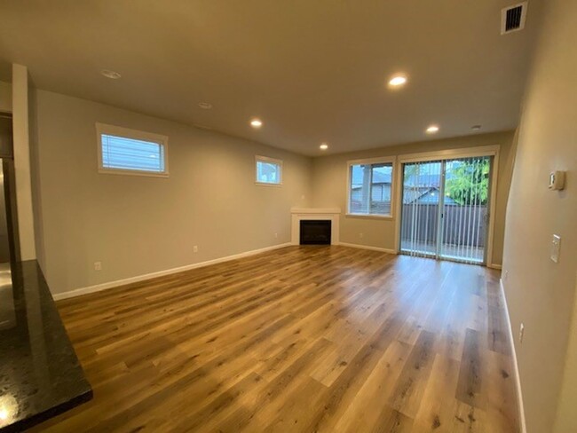 Building Photo - Pre-Leasing Modern Home - Walnut Grove Area