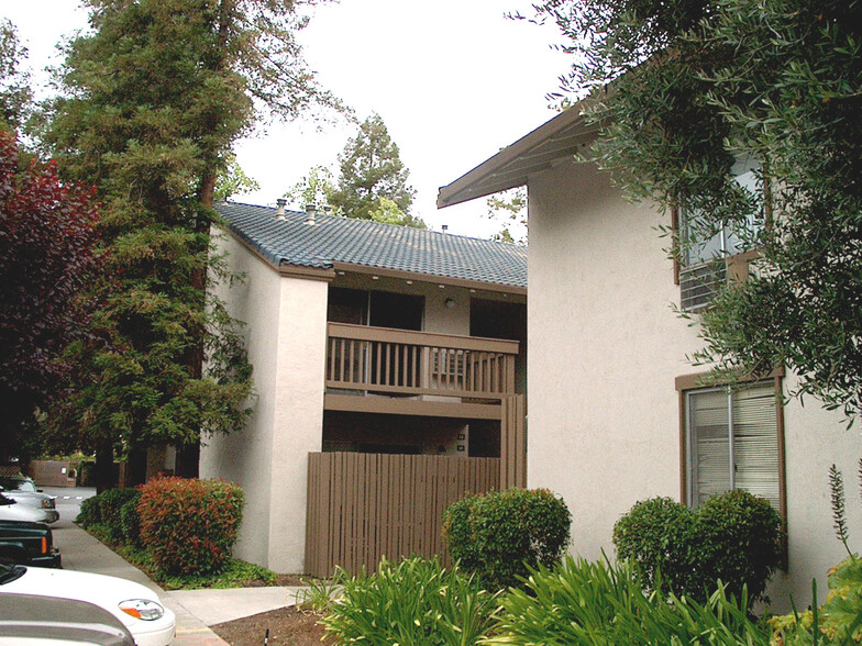 Building Photo - 2734 Oak Rd. #62