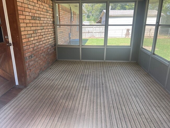 Building Photo - 3 Bedroom 1 bath