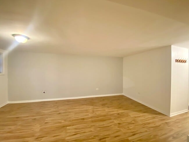 Building Photo - 6231 W Montrose Ave