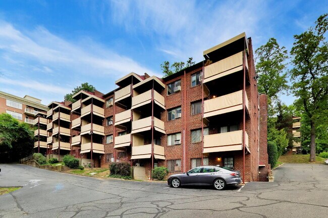 Building Photo - Top-Floor Rosslyn Condo with Georgetown Views