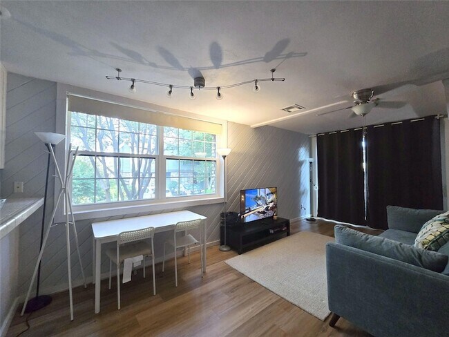 Building Photo - 7122 Wood Hollow Dr