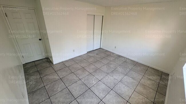 Building Photo - 2 bedroom 1.5 bathroom townhome